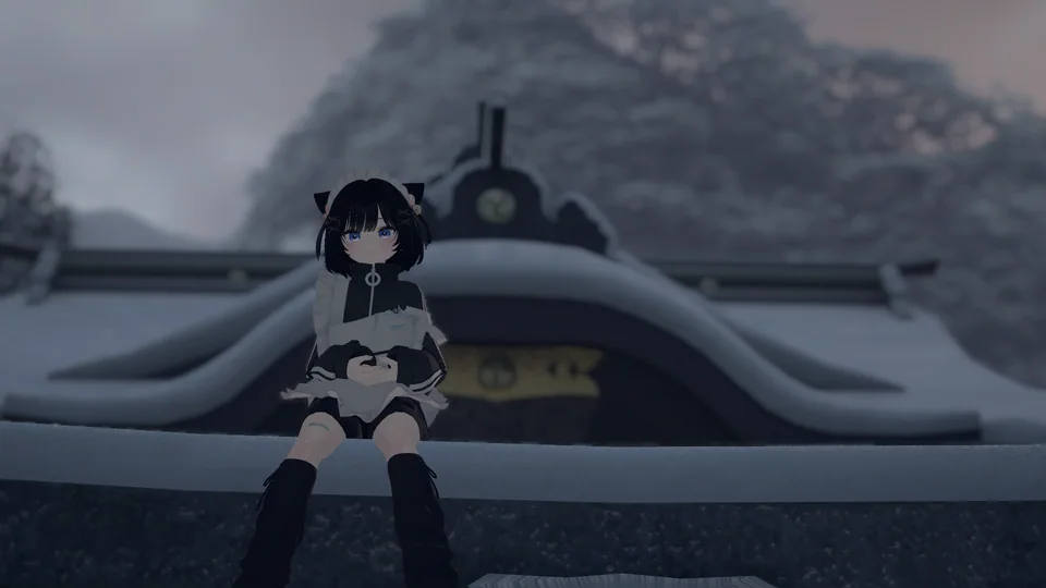 運営者がVRChatで別途撮影した参考写真。パーカー姿のアバターが屋外に腰かけている。