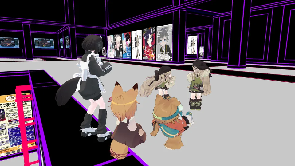 運営者がVRChatで別途撮影した参考写真。さまざまな大きさや姿のアバターが並ぶ場面。原典の投稿者や声の持ち主を写した写真ではない。
