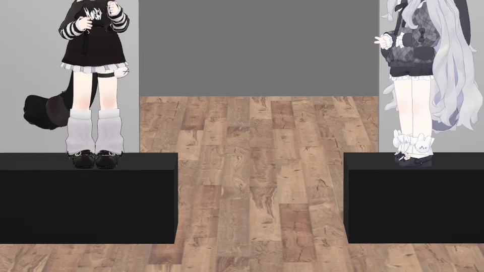 運営者がVRChatで別途撮影した参考写真。二人のアバターが台に立つ場面を、衣装とブーツの足元に寄って撮影した写真。
