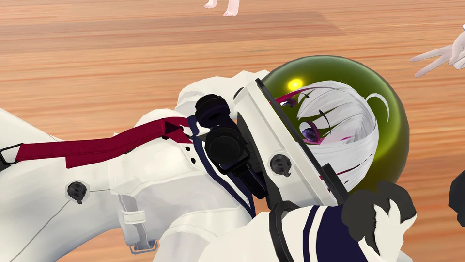 運営者がVRChatで別途撮影した参考写真。ヘルメットや留め具のある宇宙服姿のアバター。画像の解像度や処理負荷を示すものではない。