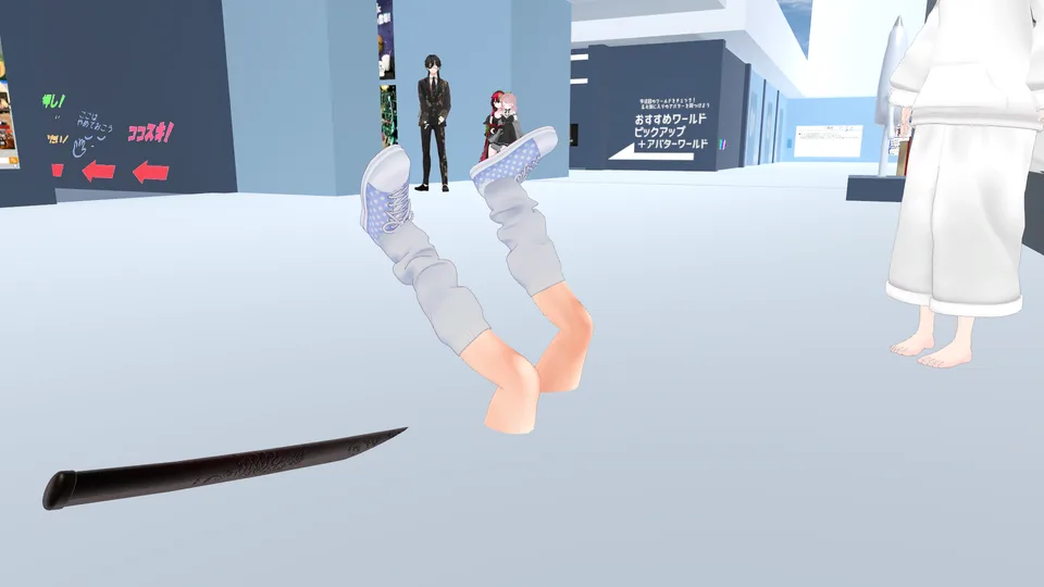 運営者がVRChatで別途撮影した参考写真。白いワールドで脚が空中に見えるアバターのポーズ。記事のUnity画面や不具合そのものではない。