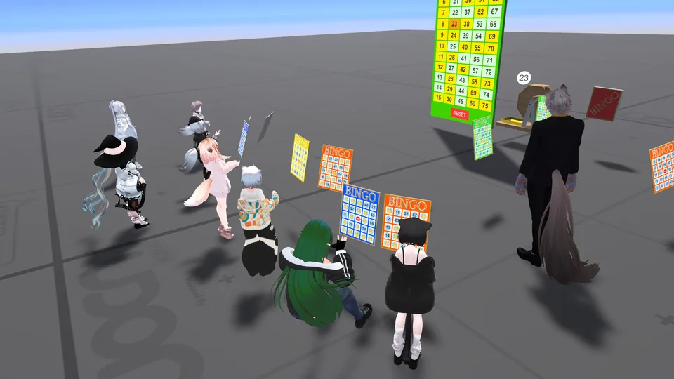 運営者がVRChatで別途撮影した参考写真。ビンゴの盤面を囲むアバターたち。ゲームの即席募集と集まる楽しさに添えた参考写真で、記事の麻雀や当事者の場面ではない。