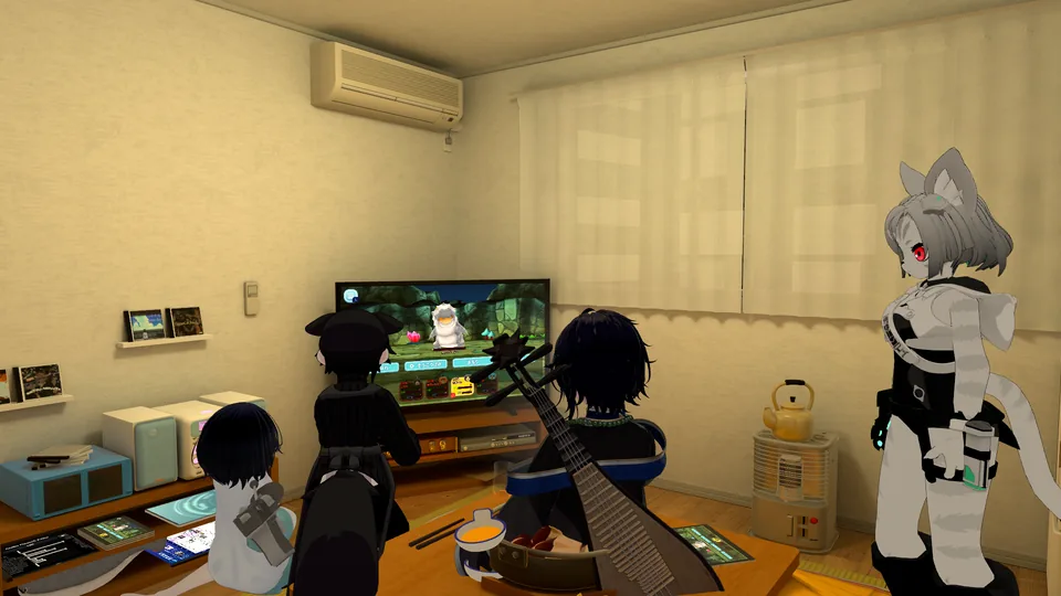 運営者がVRChatで別途撮影した参考写真。テレビにゲーム画面が映る室内で集まるアバター。