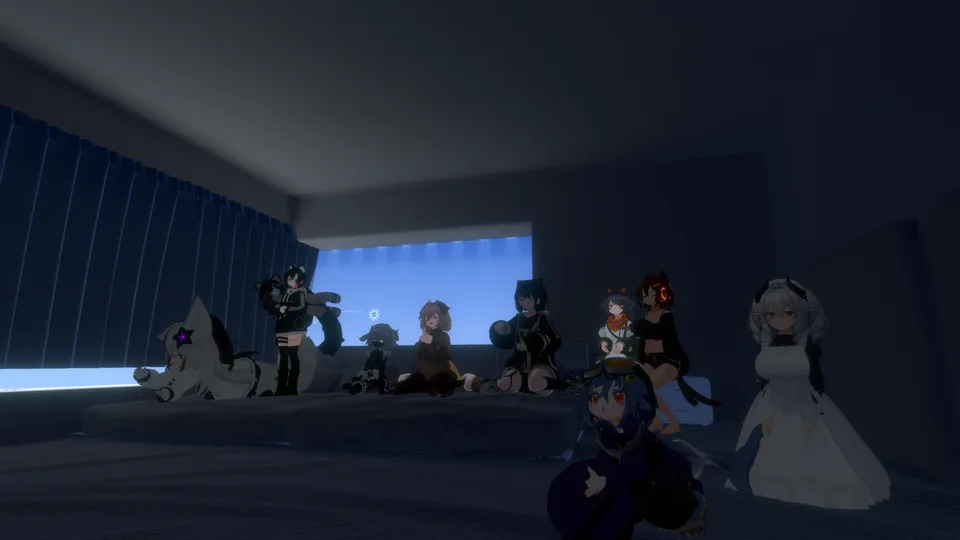 運営者がVRChatで別途撮影した参考写真。青い光の差す室内で集まるアバター。