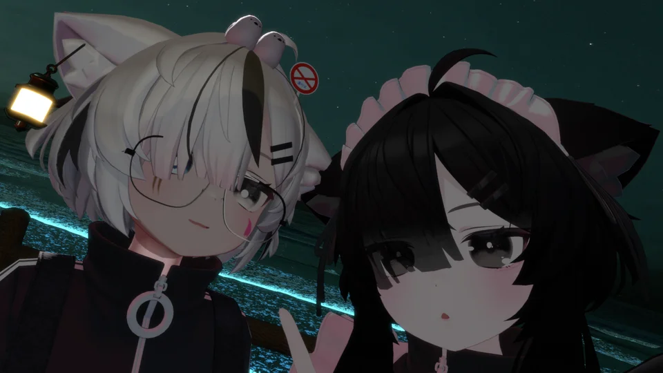 運営者がVRChatで別途撮影した参考写真。海辺のワールドで二人のアバターが並ぶ参考写真。原典の投稿者や年齢、当事者の姿を示すものではない。