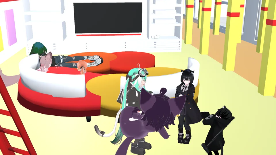 運営者がVRChatで別途撮影した参考写真。カラフルなソファのある室内とアバター。