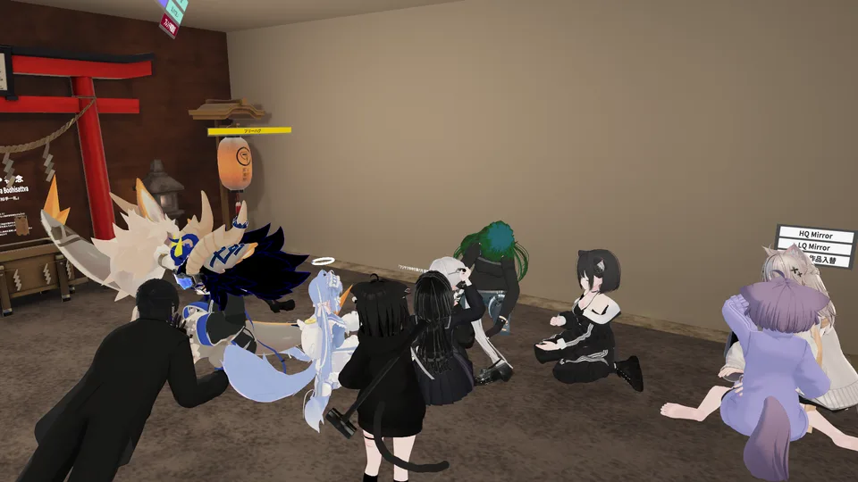 運営者がVRChatで別途撮影した参考写真。季節の飾りのある室内にアバターが集まる参考写真。記事のほうきやPrison Escapeそのものの写真ではない。