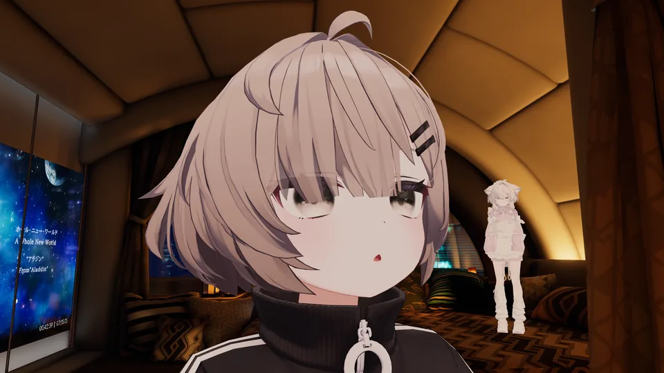 運営者がVRChatで別途撮影した参考写真。窓やソファのある室内ワールドとアバター。