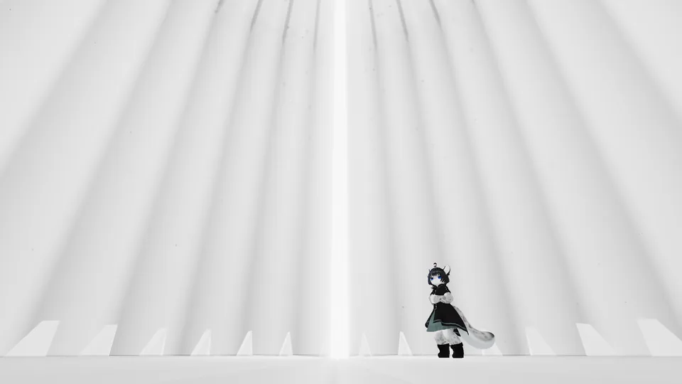 運営者がVRChatで別途撮影した参考写真。白い柱が連なり光が差す空間に、小さなアバターが立っている。
